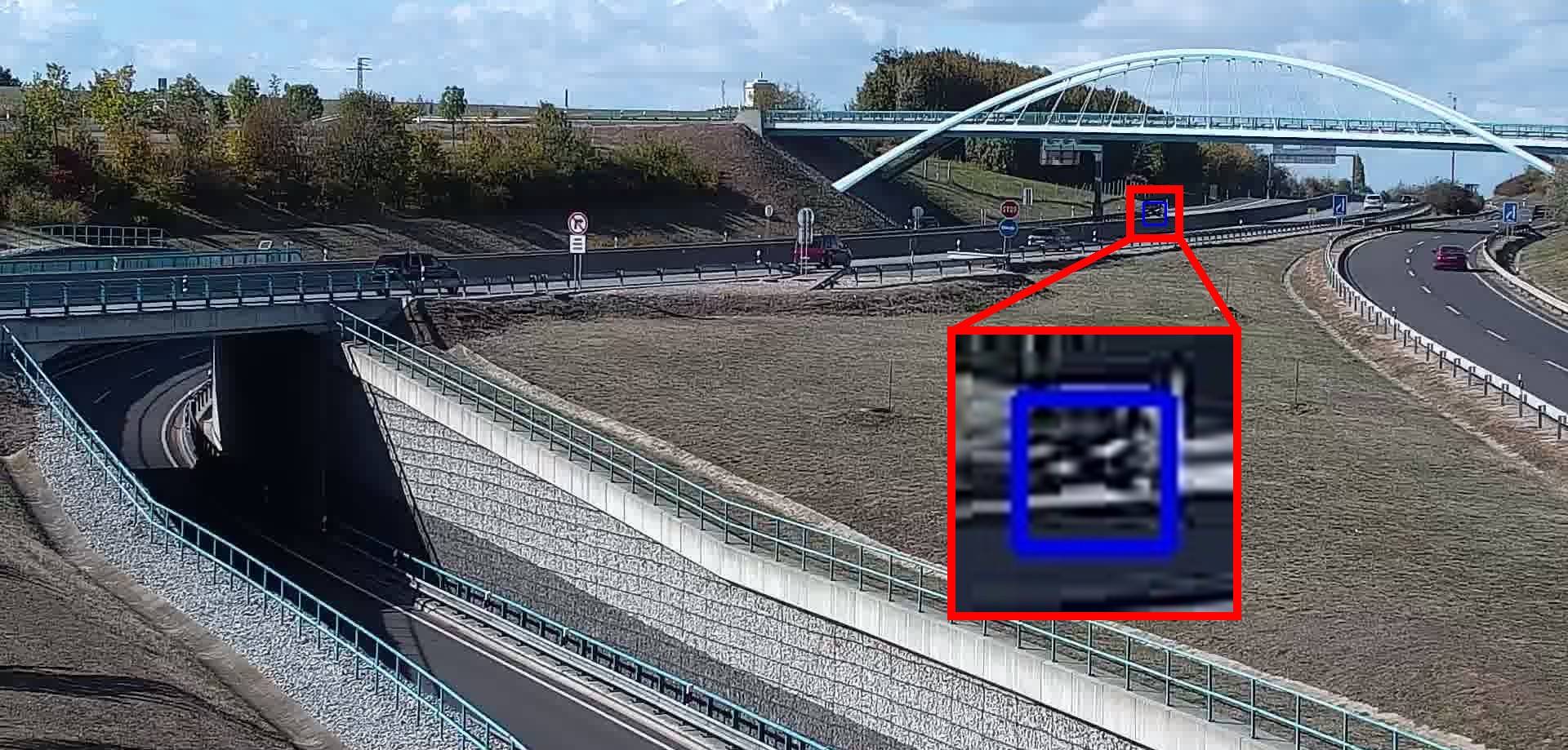 Piccola auto scura ferma all'ombra lontano dalla telecamera del traffico, rilevata e mostrata ingrandita